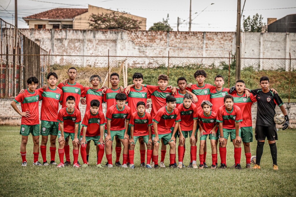 アリバサッカークラブとポルトゲーザ・ロンドリネンセの少年たちで対外試合に挑んだ際の様子