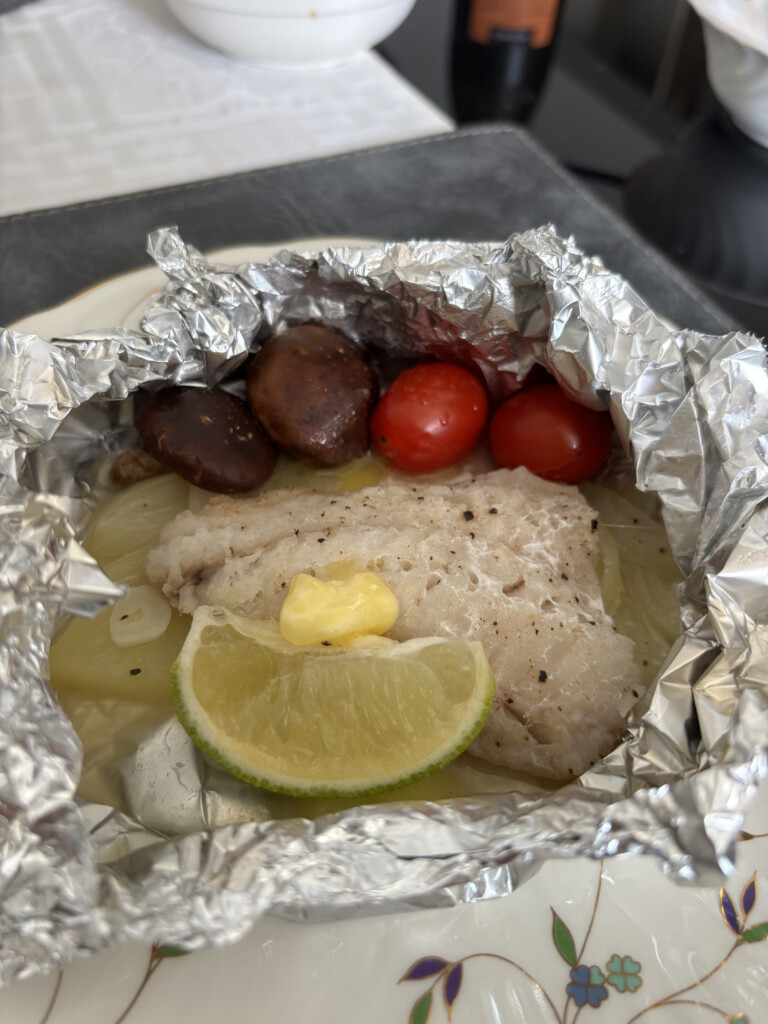 タラの旨味と野菜を蒸し焼きでヘルシーに=タラのアルミホイル蒸し