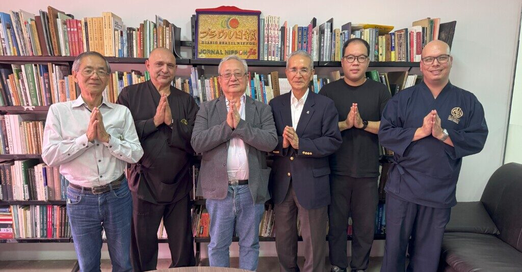 来社したブラジル本門佛立宗の皆さん、左から植松理事長、教伯教区長、東原エジソン日教寺会長、菊地義治元理事長ら