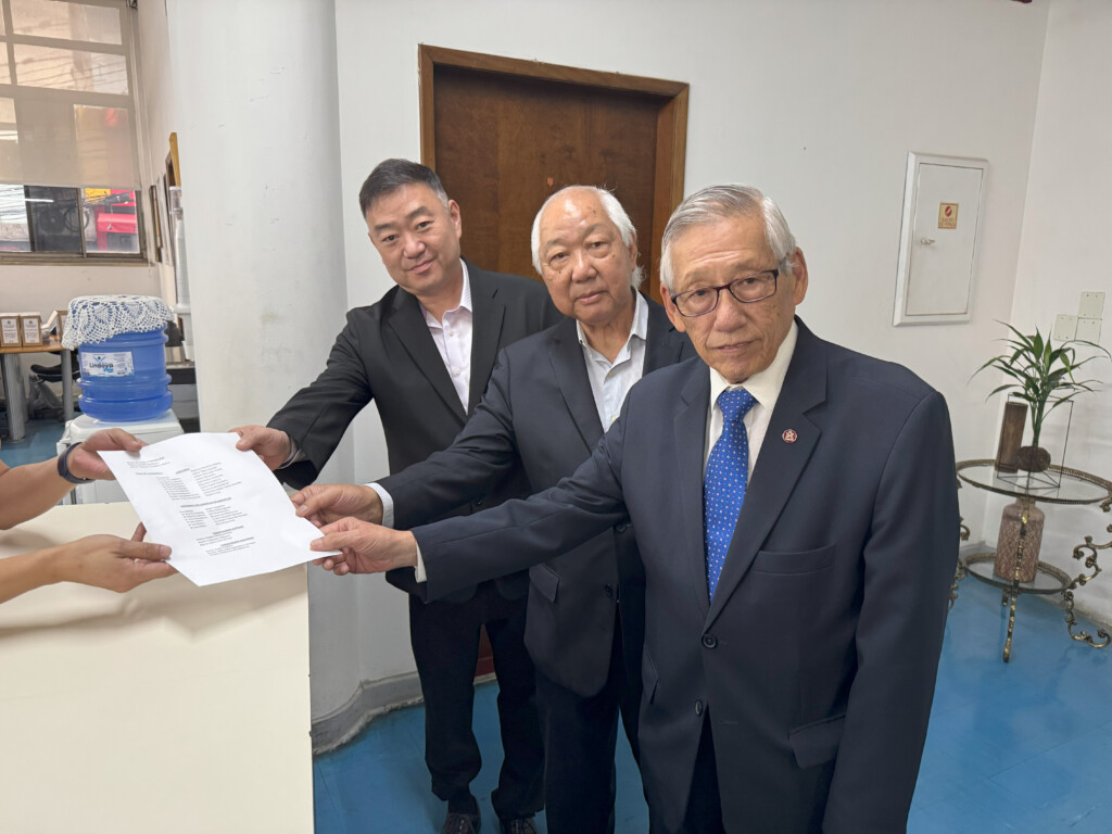 「Transição」シャッパを提出する西尾氏（手前から）、山下氏、平野氏