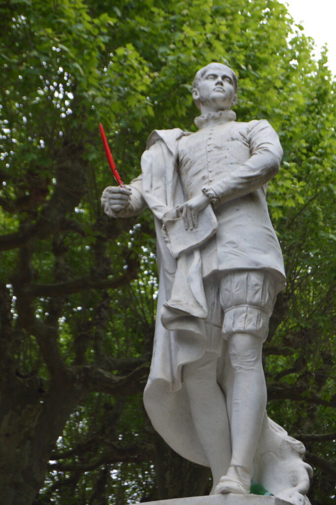 エティエンヌ・ド・ラ・ボエシの像（Tommy-Boy, via Wikimedia Commons）