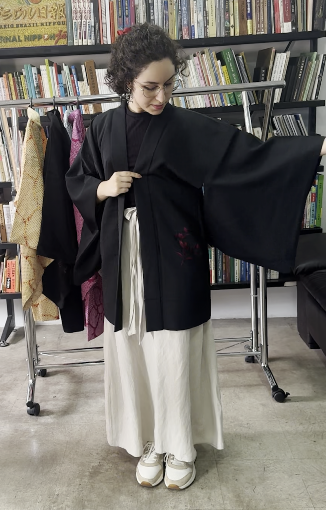 洋服にシックな黒の羽織を羽織って