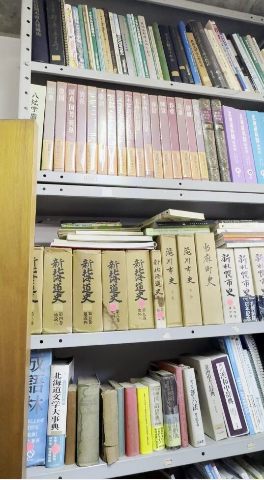 北海道協会の図書室の棚