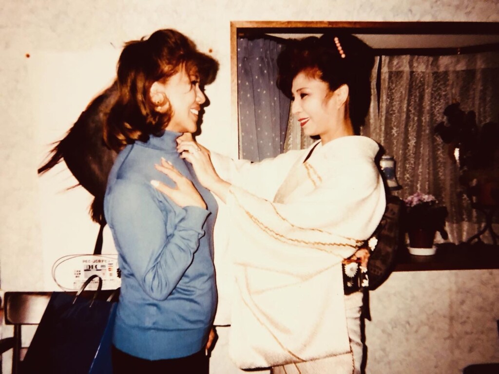 三宅ローザさんと八代亜紀さん（写真＝奥原マリオ純さん提供）