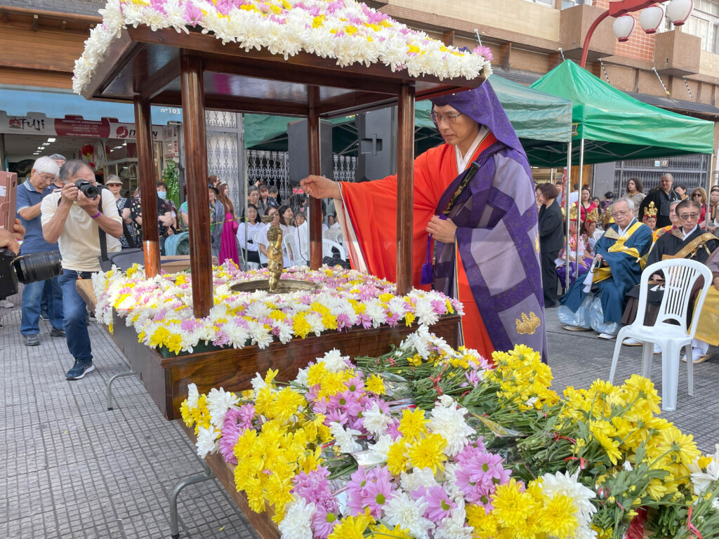 花祭り開会式で甘茶かけをする僧侶