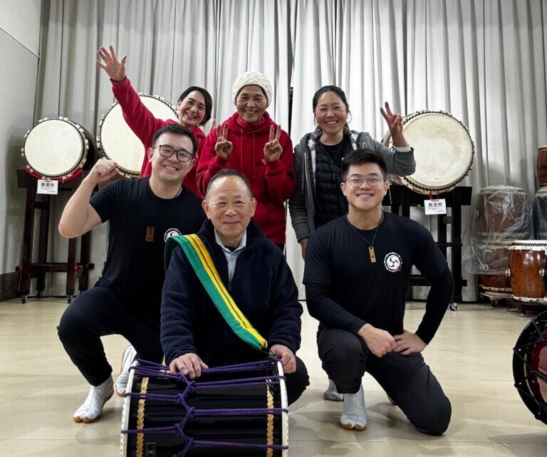 前列左からフィリペ・フジモトさん、浅野昭利委員長、ケンゾウ・トリゴエさん