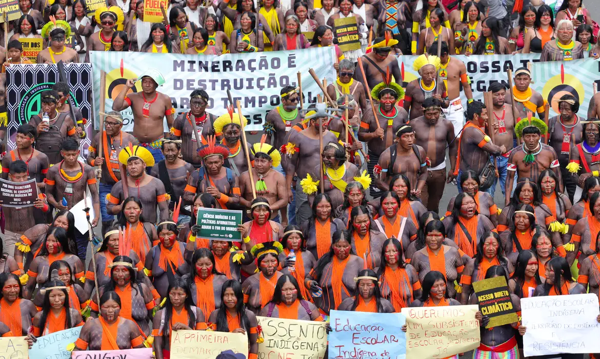 ATLに集まった先住民達（© Fabio Rodrigues-Pozzebom/ Agência Brasil）