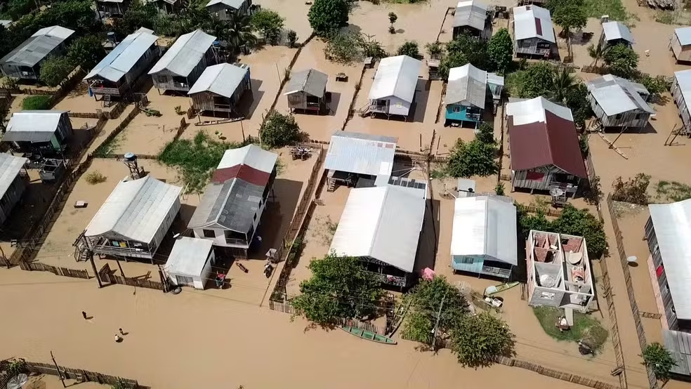 プルス川の氾濫で町中が水で覆われたボカ・ド・アクレ市(Rede Amazônica)