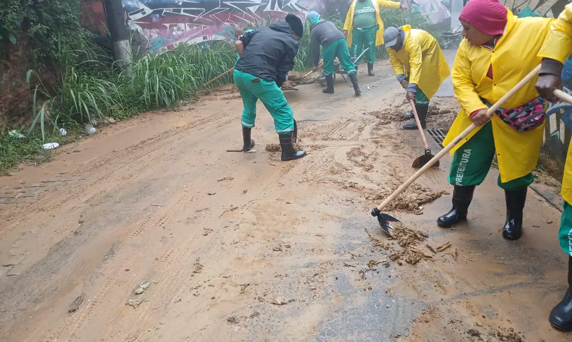 道路の清掃を行うペトロポリス市の人々(© Prefeitura de Petrópolis/Divulgação)