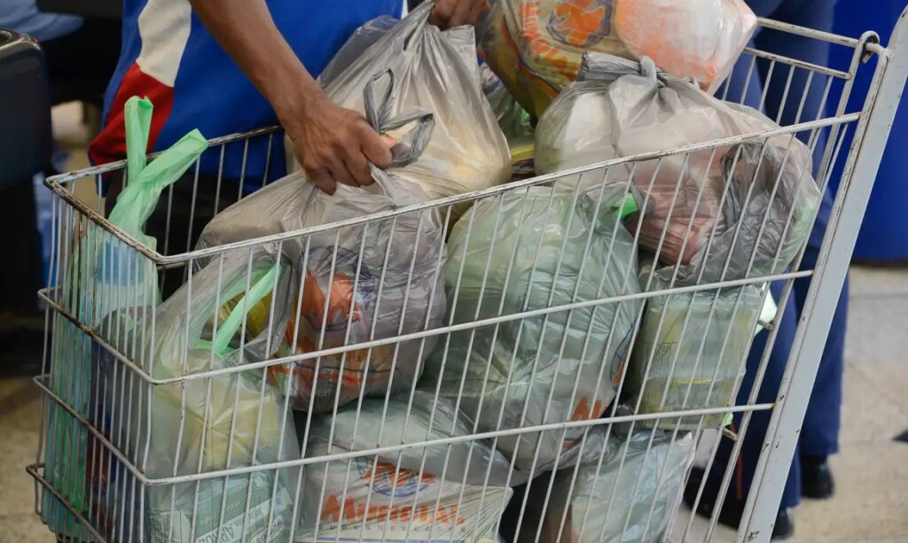 スーパーで買い物をする消費者（© Fernando Frazão/Agência Brasil）