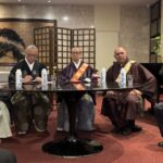 記者会見の様子。左から西村清良国際部長、岡居日実弘通局長、木村日覚（にちがく）上人、コレイア教伯ブラジル教区長、菊地義治元理事長