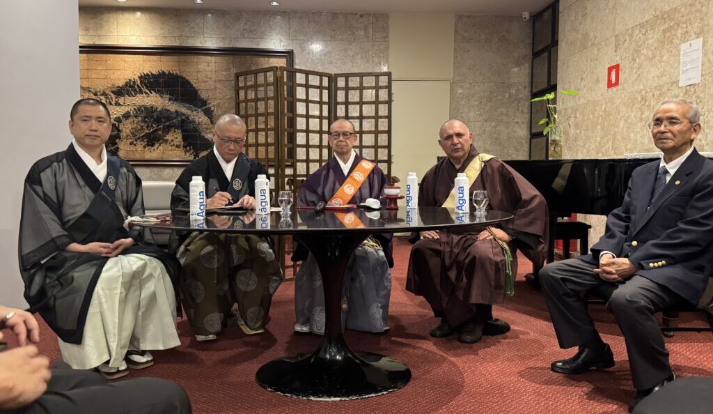 記者会見の様子。左から西村清良国際部長、岡居日実弘通局長、木村日覚（にちがく）上人、コレイア教伯ブラジル教区長、菊地義治元理事長