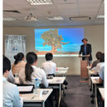 発表する隊員の様子