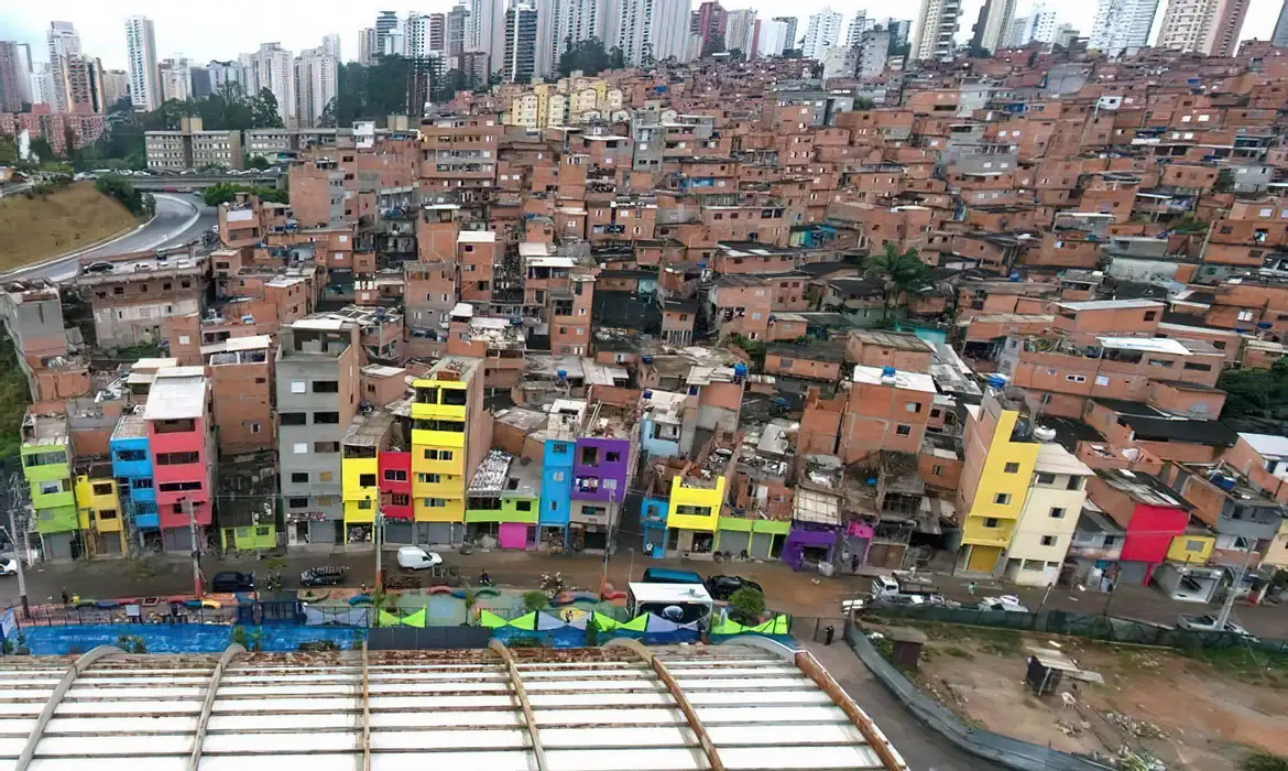 サンパウロ市南部に位置するパライゾポリス地区のファヴェーラ（貧民街）（© Espaço do Povo Paraisópolis/Divulgação）