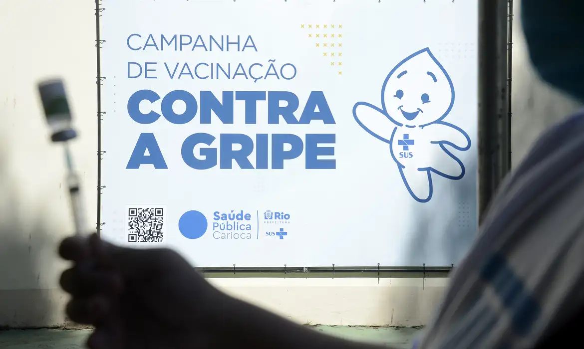 インフルエンザの予防接種キャンペーンのポスター（© Tomaz Silva/Agência Brasil）