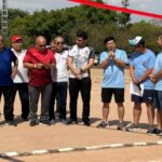 開会式であいさつする高良支部長（右から3人目）。左端は荒木進オザスコ文協（ACENBO）会長。左から6人目がキム・カタギリ連邦下院議員