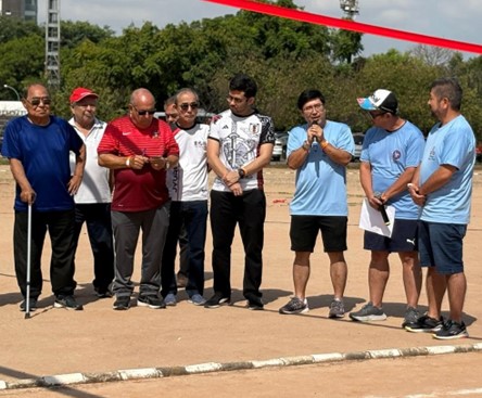 開会式であいさつする高良支部長（右から3人目）。左端は荒木進オザスコ文協（ACENBO）会長。左から6人目がキム・カタギリ連邦下院議員