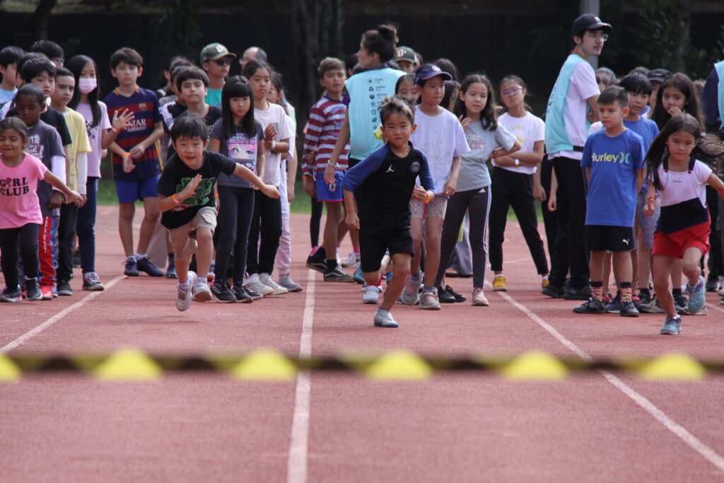 「25メートル走」で力走する子供たち