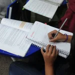 学生が教室で課題に取り組む様子（Foto: IBGE）