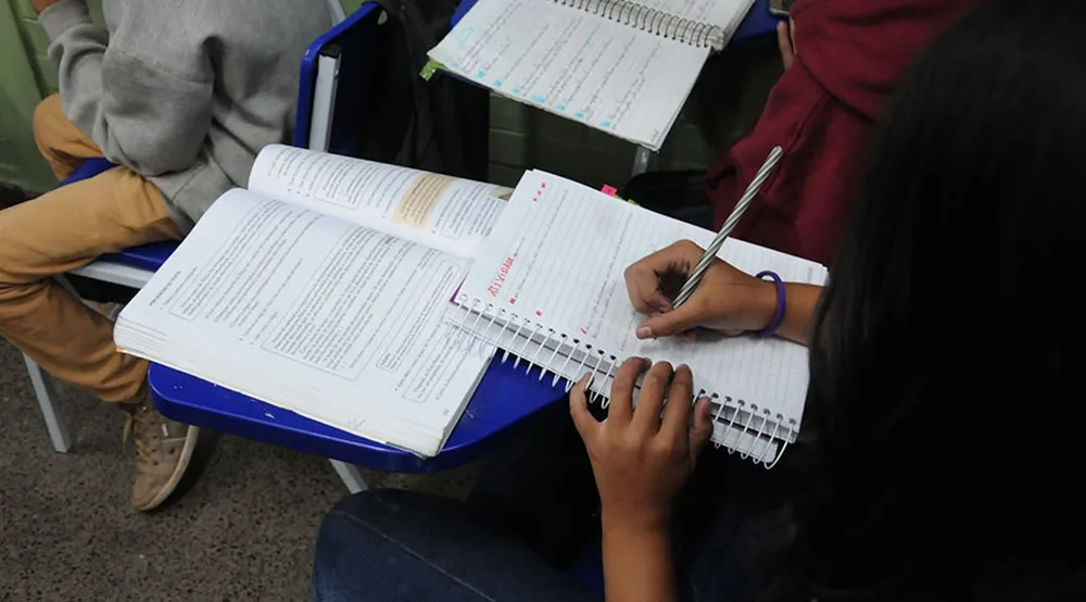 学生が教室で課題に取り組む様子（Foto: IBGE）