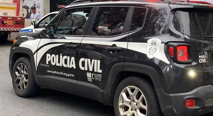 継父を逮捕した市警(Foto: Divulgação/PCMG)