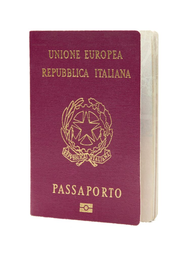 イタリアのパスポート(Foto:Marco Palumbo/unsplash)