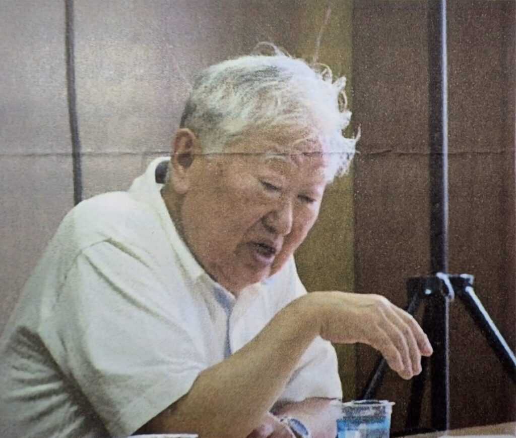 講演する前山隆さん、2014年2月18日文協ビル1階小会議室で人文研の研究例会開催