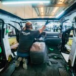 車両に防弾処理を施している様子（Foto: Divulgação/Abrablin）