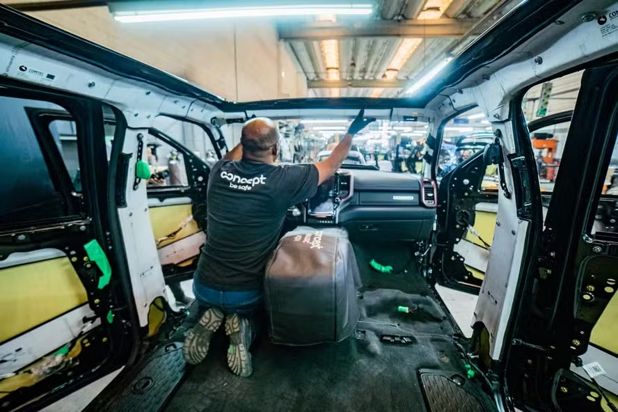 車両に防弾処理を施している様子(Foto: Divulgação/Abrablin)