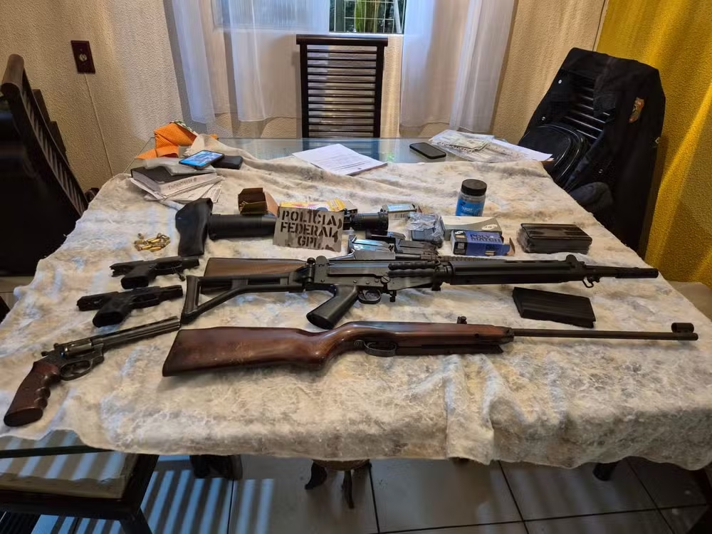 押収された武器(Foto: PF/Reprodução)