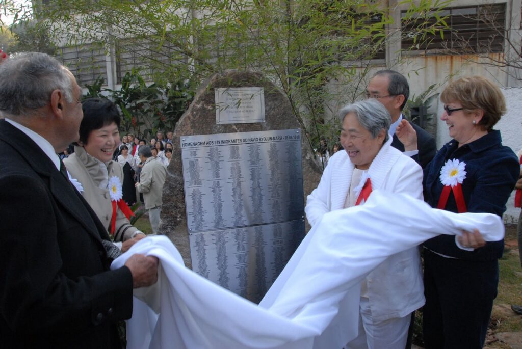 大部総領事夫妻出席のもと、2010年に記念碑の除幕をする様子、右側が矢野春子さん