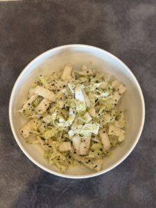 火を使わずシャキシャキ食感と甘味を楽しむ=白菜のゴママヨ和え