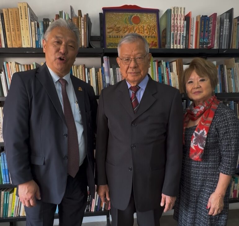 中島シルビオ会長、三浦常裕さん、南ヒロユキ市議補佐官の中川ヘレナさん