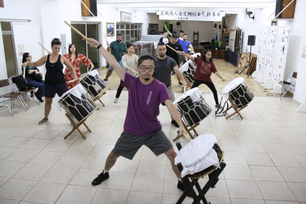 毛利さん（手前）指導による和太鼓の練習風景