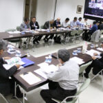 4月定例役員会であいさつする税田会長（左端）