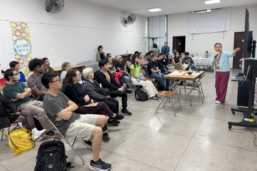 日本の習慣やエチケットを説明する佐藤クリスチナさん