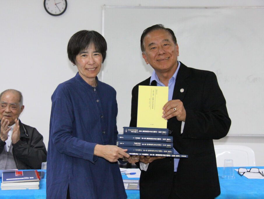 知花会長（右）に資料集を手渡す山城教授