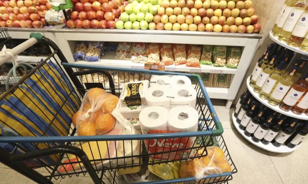 スーパーに並ぶ食料品（© Valter Campanato/Agência Brasil）