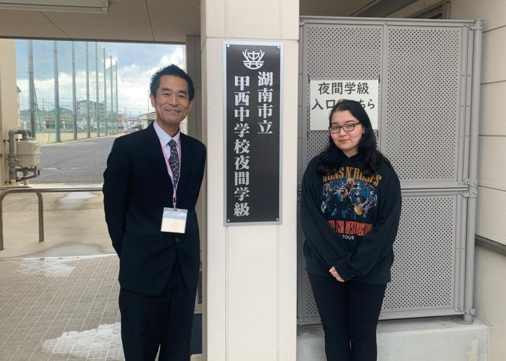 甲西中学校夜間学級の青木義道教頭と新入生の入江夢さん