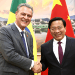 中国農業農村部の韓俊部長（右）とブラジルのカルロス・ファバロ農相（左）（Foto: Lucas Costa / Mapa）