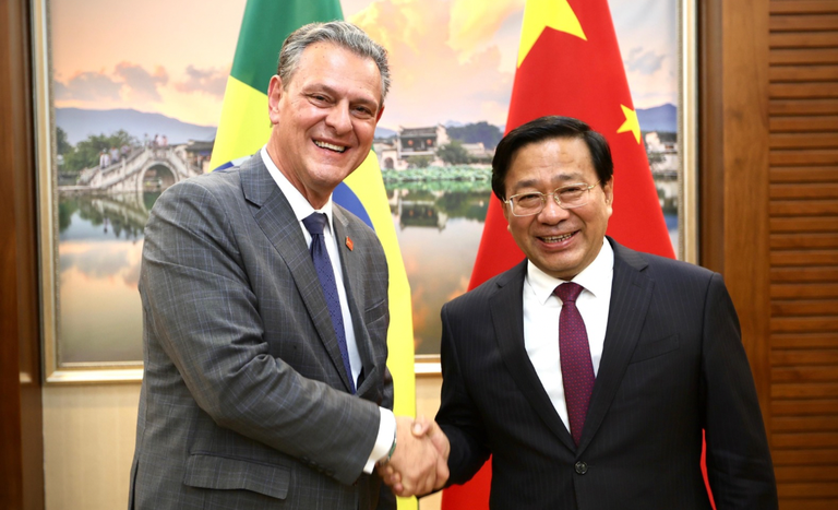 中国農業農村部の韓俊部長（右）とブラジルのカルロス・ファバロ農相（左）（Foto: Lucas Costa / Mapa）
