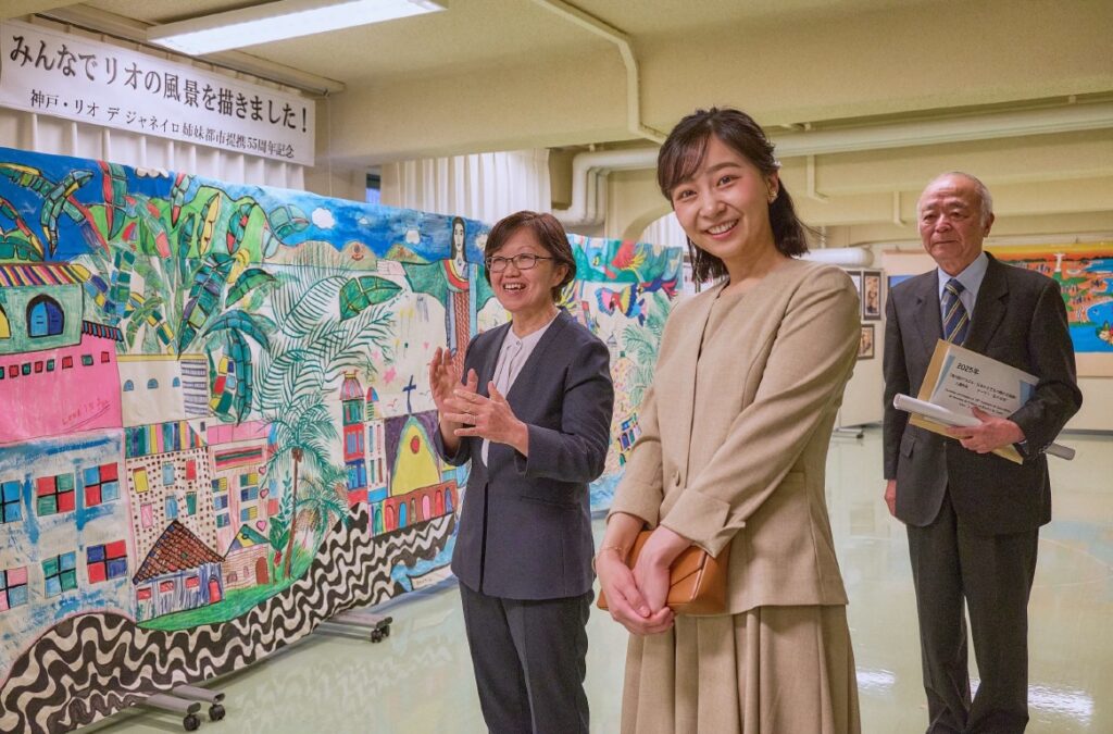 子供たちが描いた絵をご視察され、笑顔を浮かべる佳子様（提供：海外移住と文化の交流センター／移住ミュージアム）