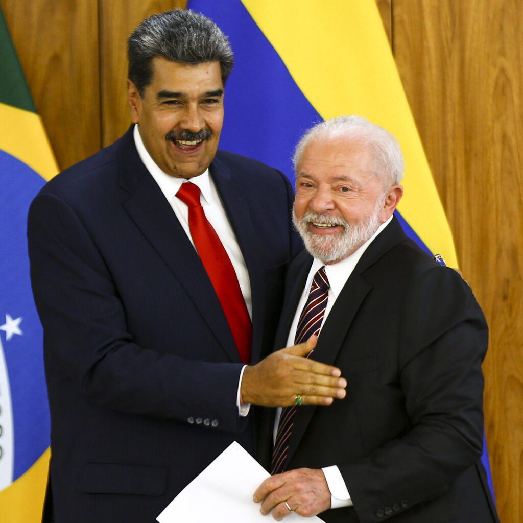 2023年5月、ブラジル大統領府にマドゥーロ大統領（左）を迎え入れたルーラ大統領（右）（Foto:Marcelo Camargo/Agência Brasil）