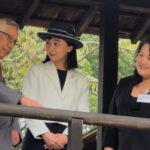 西尾ロベルト文協会長から、禅の庭園に関する説明を受ける佳子さま
