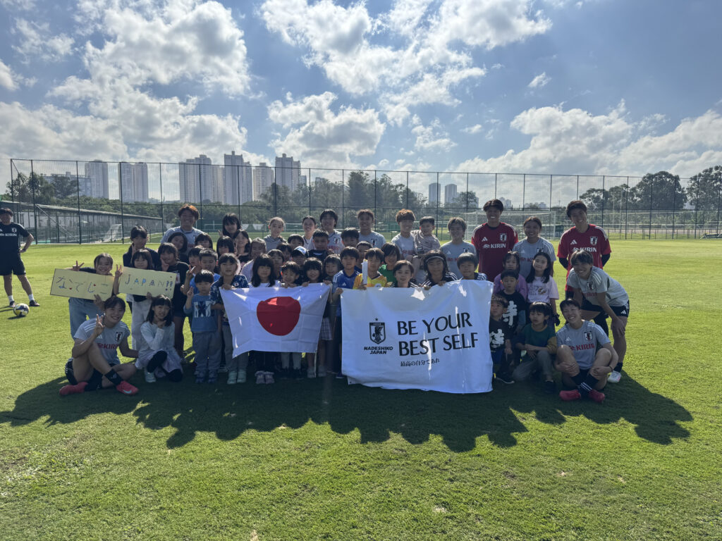 なでしこジャパンの選手たちとサンパウロ日本人学校の児童生徒たち