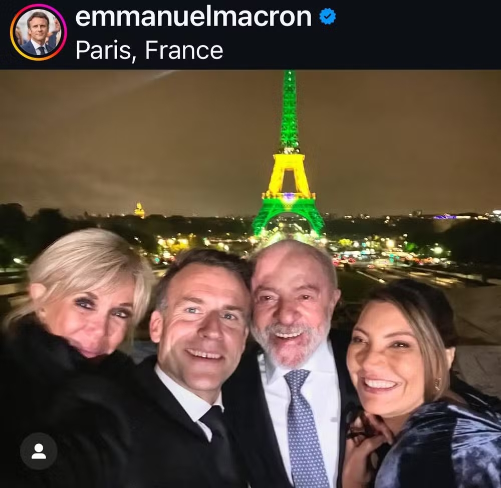 ブラジルの国旗の色で照らされたエッフェル塔を背景に撮ったマクロン氏夫妻とルーラ氏夫妻の自撮り写真（Reprodução/Instagram）