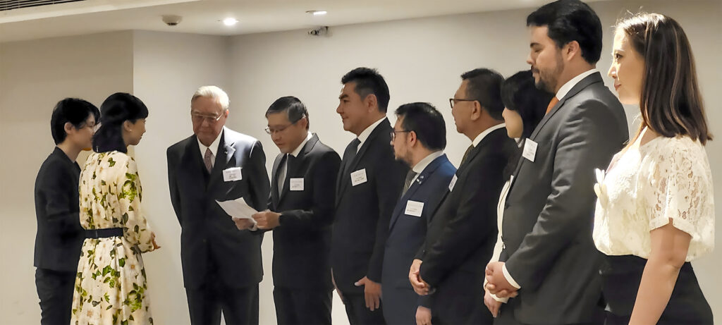 元研修生の言葉に耳を傾けられる佳子さま