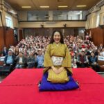 聴衆と記念写真を撮るらむ音さん