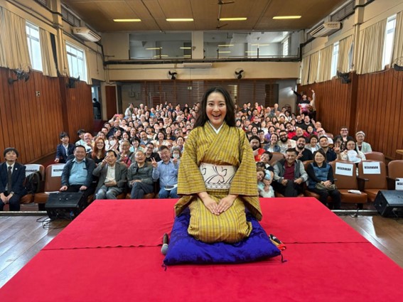 聴衆と記念写真を撮るらむ音さん