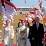 モッタ下院議長（右）に出迎えを受け、儀仗兵が議会前で隊列を作る間を入場する佳子さま